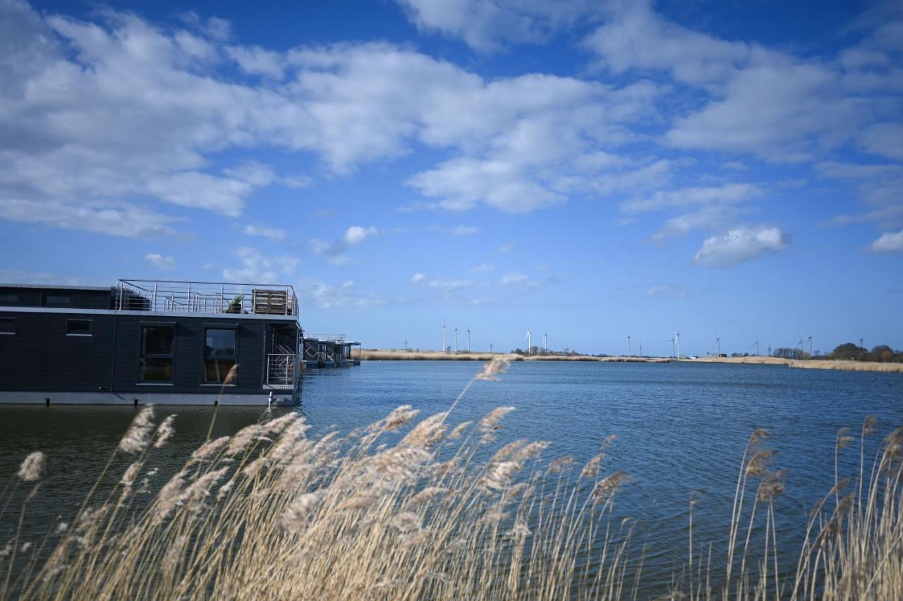 Hausboot Kajuete Am Nixensteg Am Wangermeer Mit Hund Schillig Kültér fotó