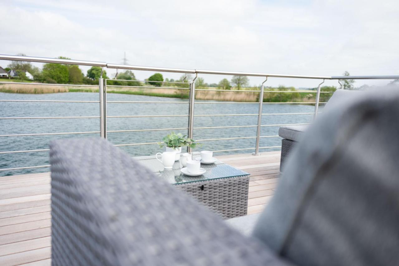 Hausboot Kajuete Am Nixensteg Am Wangermeer Mit Hund Schillig Kültér fotó
